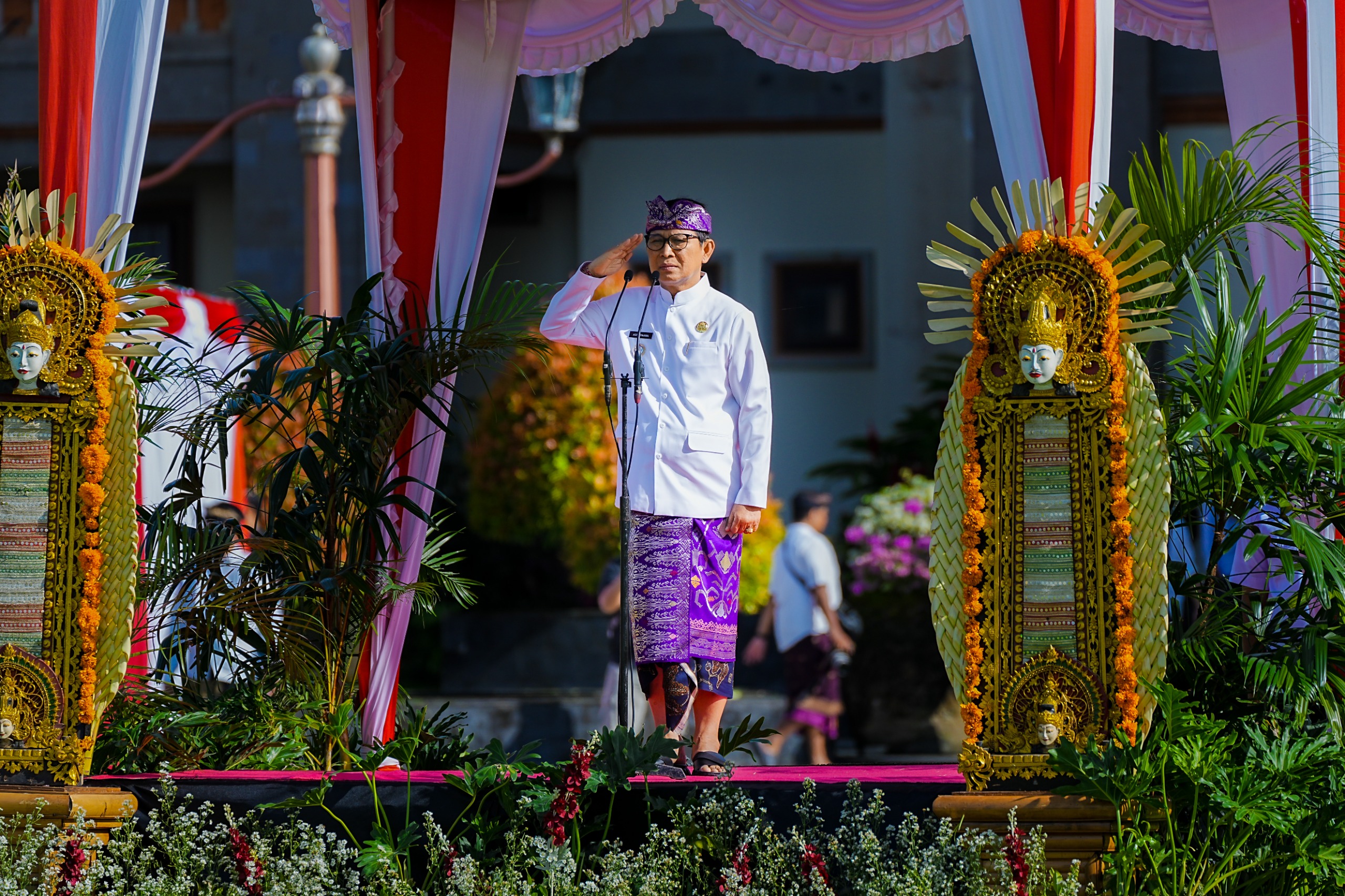 Bupati Adi Arnawa selaku Inspektur Upacara saat Apel Peringatan HUT Ke-16 Ibu Kota Badung "Mangupura" di Lapangan Mangupraja Mandala, Puspem Badung, Minggu (16/11).