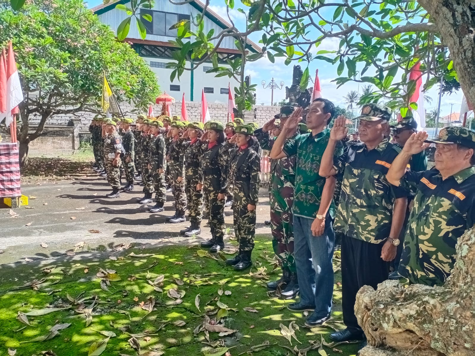 UPACARA : Pelaksanaan upacara serah terima Pataka, Panji-Panji, dan Surat Sakti I Gusti Ngurah Rai dalam rangka Napak Tilas Pahlawan Nasional Tahun 2025 di Alun-Alun Kota Gianyar.