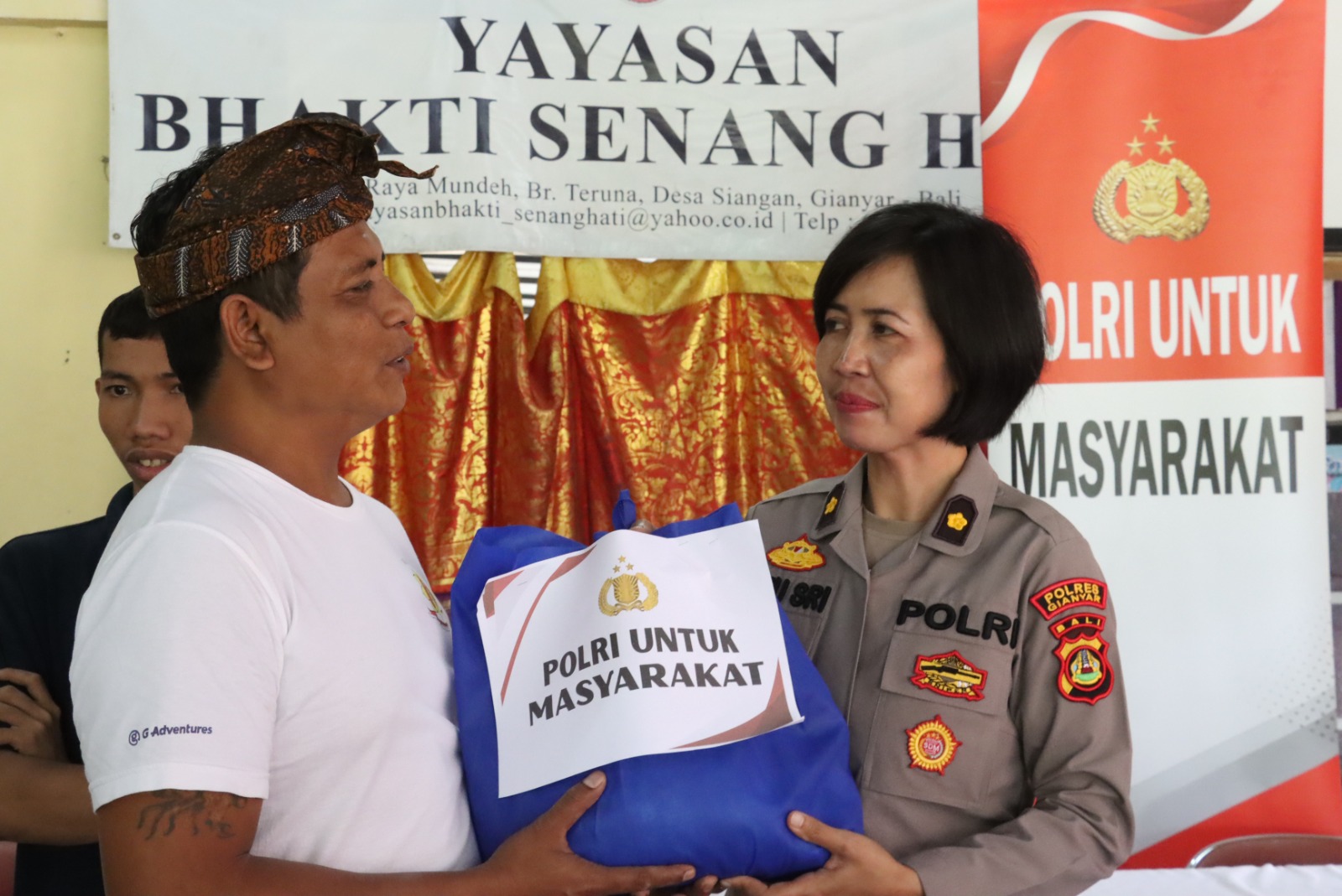 BAKSOS : Polres Gianyar melaksanakan baksos di Yayasan Bhakti Senang Hati, Desa Siangan, Gianyar.