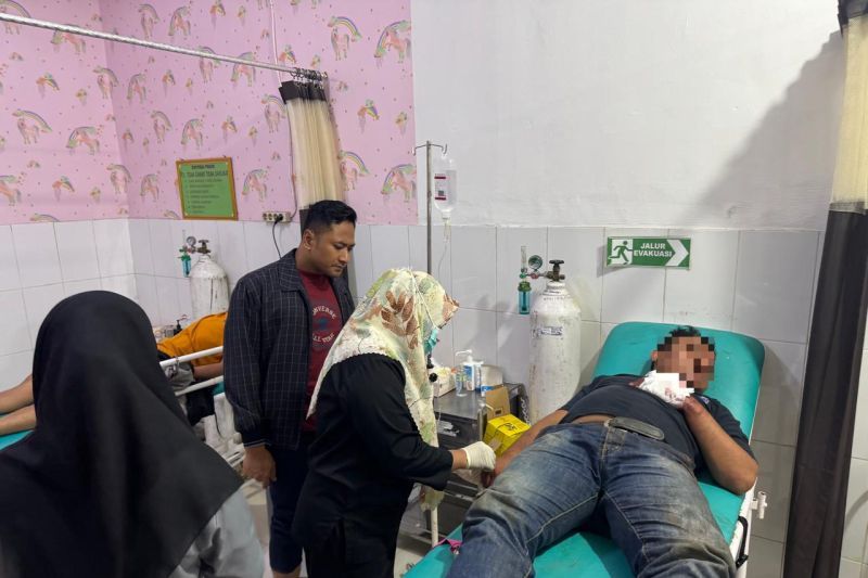 Terduga pelaku pencurian dilakukan perawatan usai diamuk warga di Serang, Banten, Sabtu (15/11/2025)