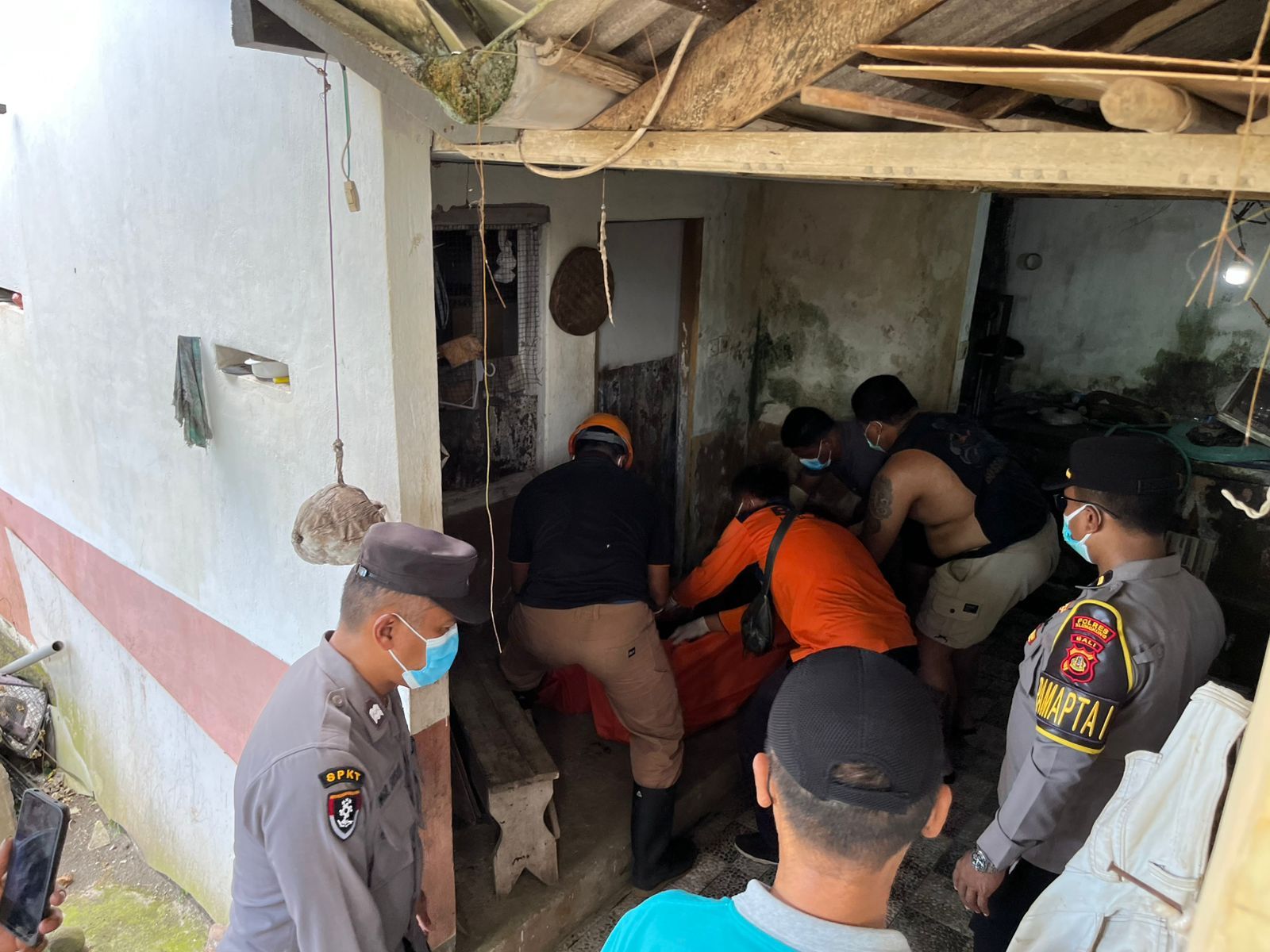 I Nengah Supat ditemukan tak bernyawa di kamar mandi, Dusun Anjingan, Desa Getakan, Kecamatan Banjarangkan, Klungkung, Minggu (16/11/2025).