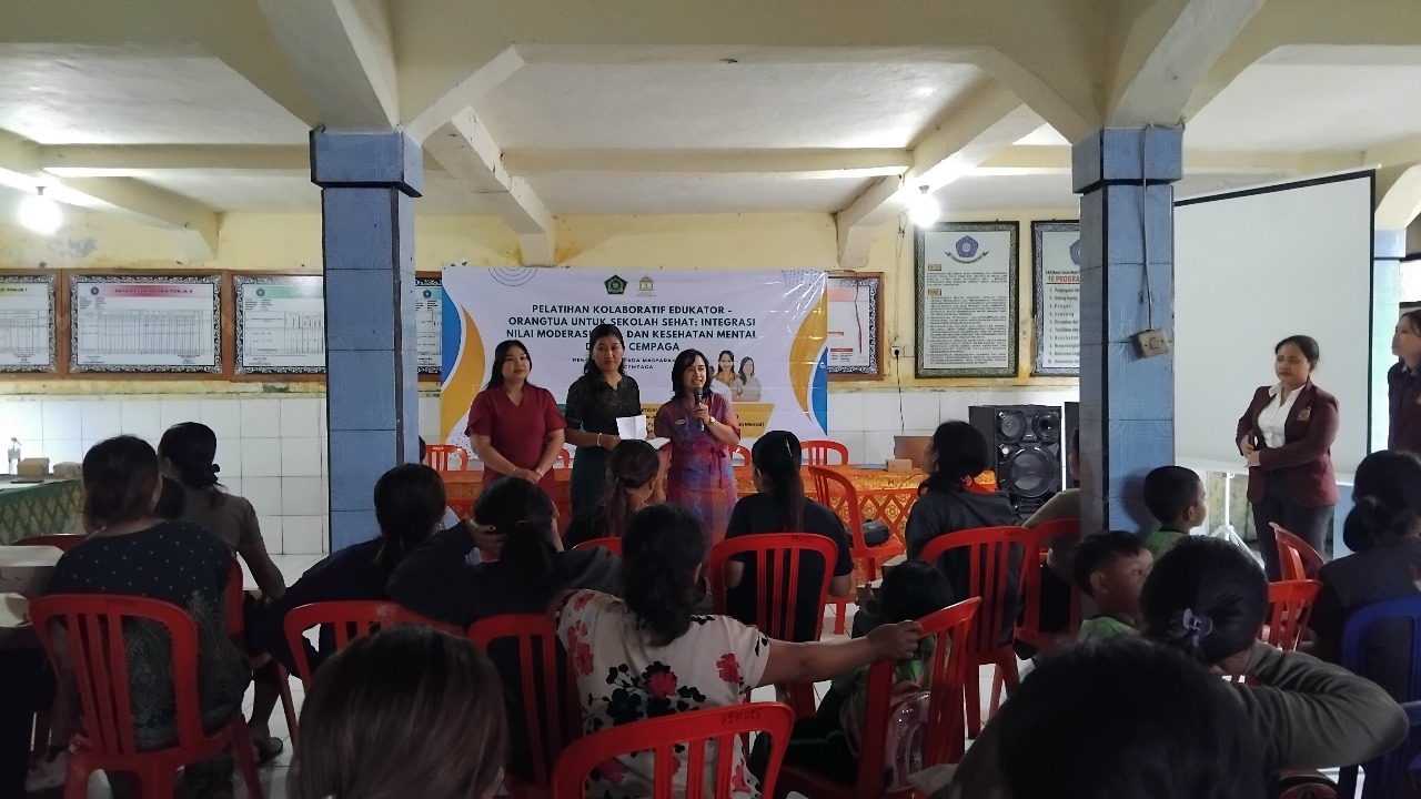 Ni Luh Ika Windayani, M.Pd, Dosen Prodi PAUD, Institut Mpu Kuturan  saat melaksanakan pengabdian masyarakat di Desa Cempaga, Kecamatan Banjar