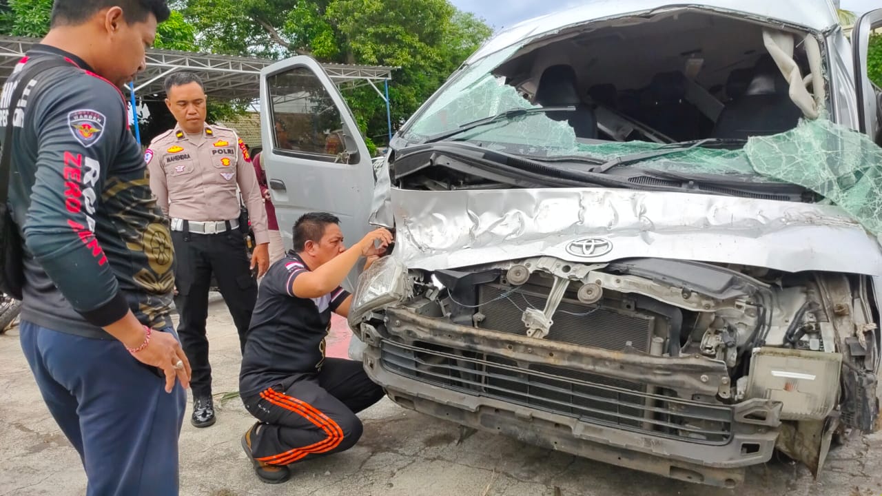 Pemeriksaan kendaraan yang ditumpangi oleh wisatawan Tiongkok ketika terjadi kecelakaan maut di Desa&nbsp;Padangbulia.