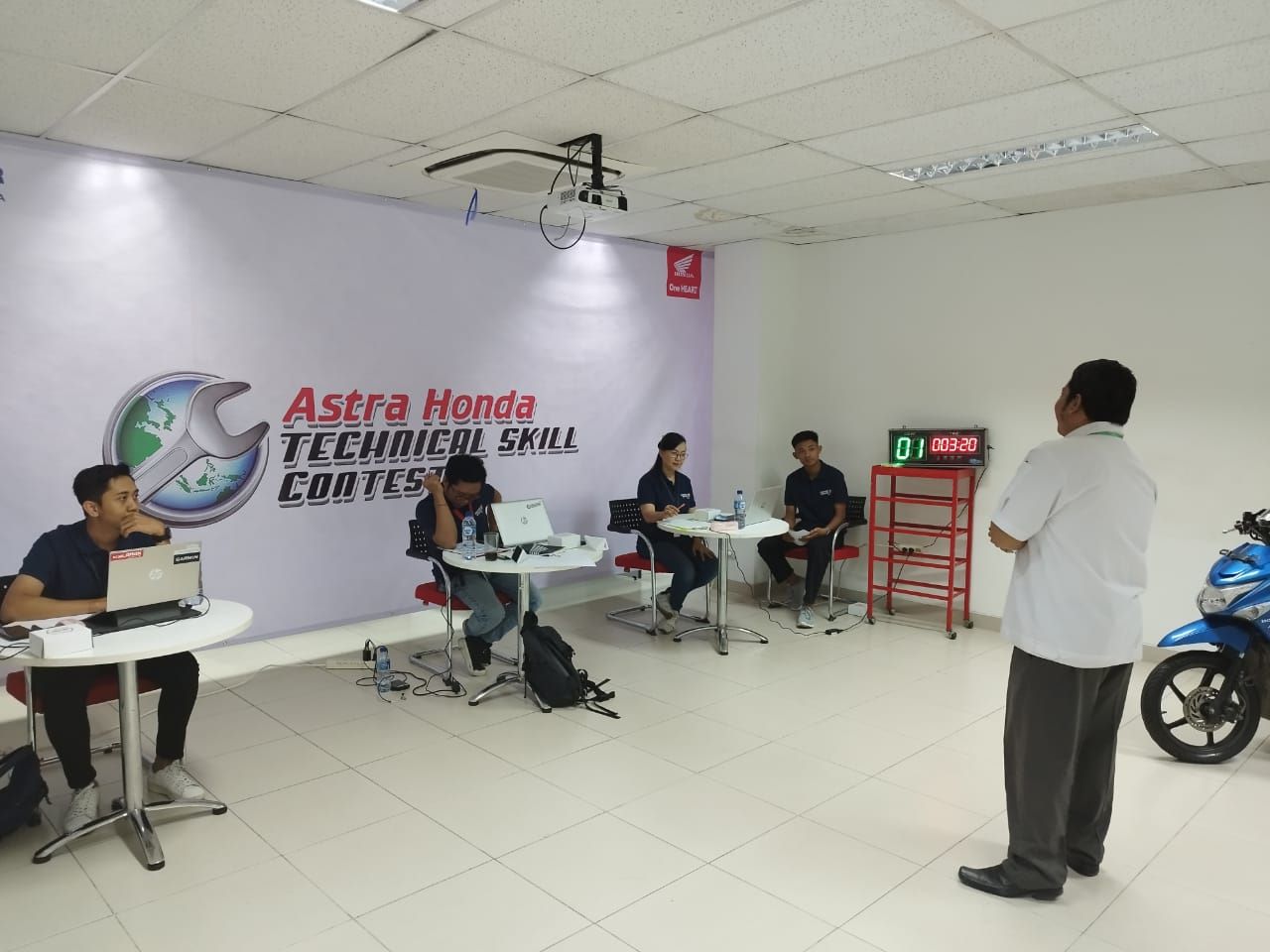 Siswa SMK mitra binaan Astra Motor Bali sedang mengikuti seleksi uji praktik pada gelaran Festival Vokasi Satu Hati (FEVOSH).