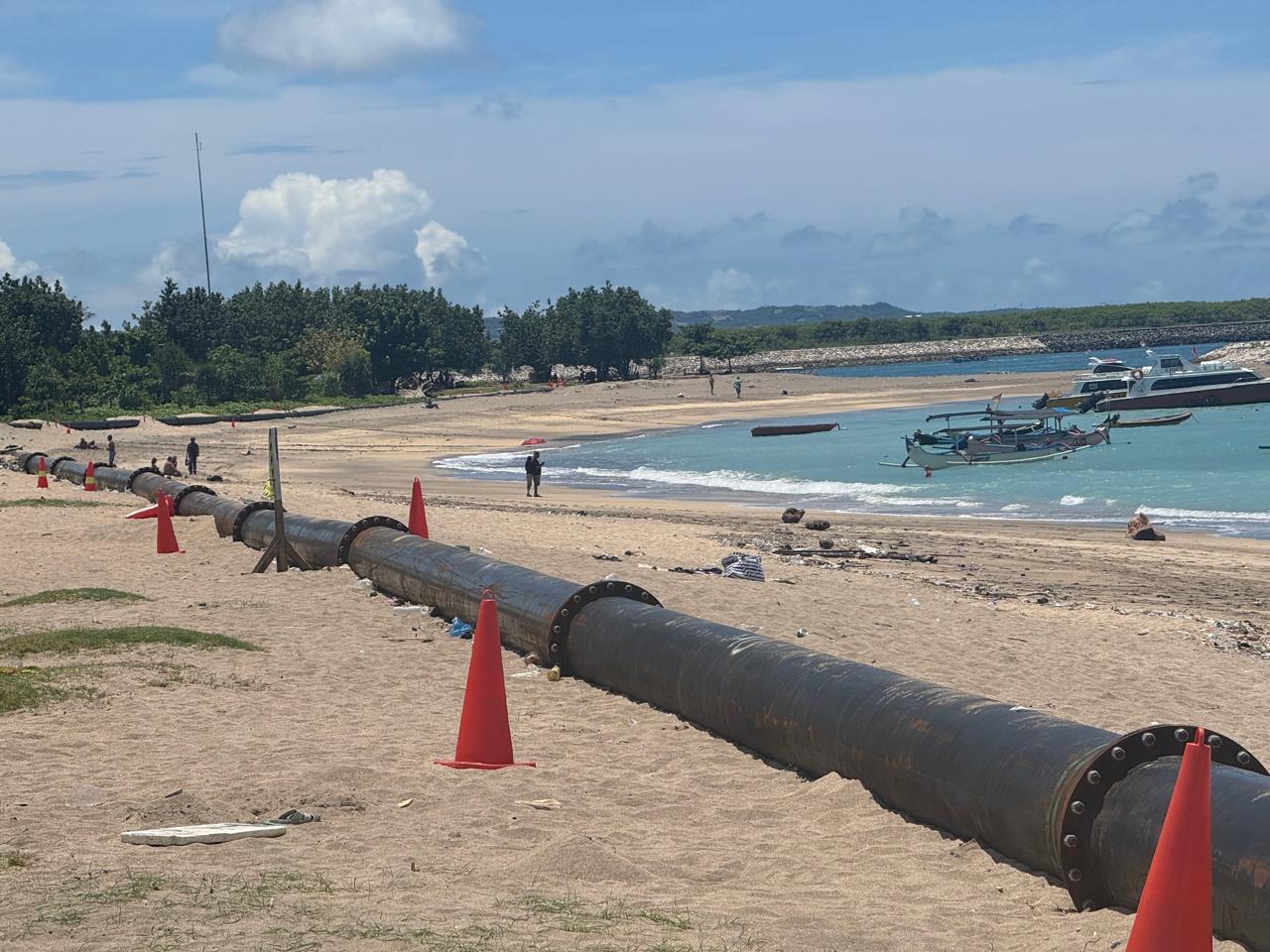 Pipa gips besi yang dipasang untuk pengisian pasir dalam upaya penataan Pantai Kuta.