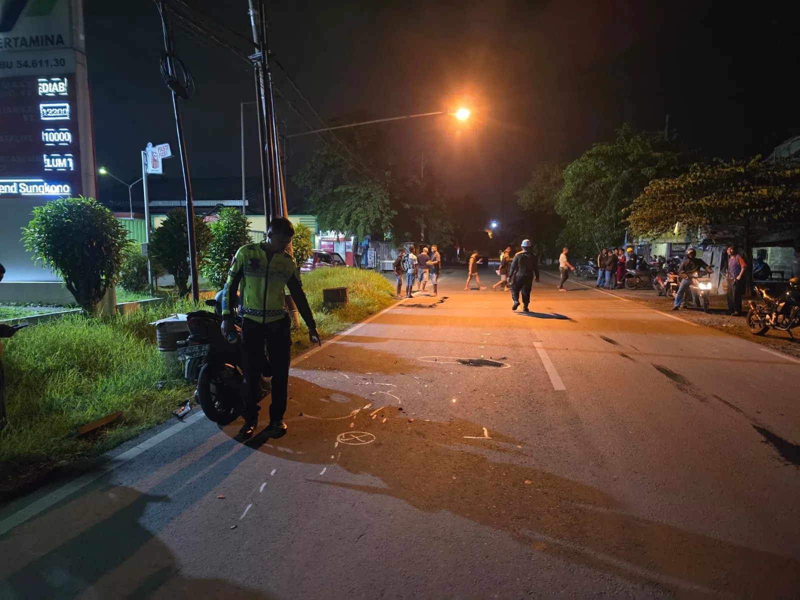 Pihak kepolisian saat melakuian olah TKP kecelakaan pengendara Vario menabrak truk tronton. (Ist/Radar Gresik)