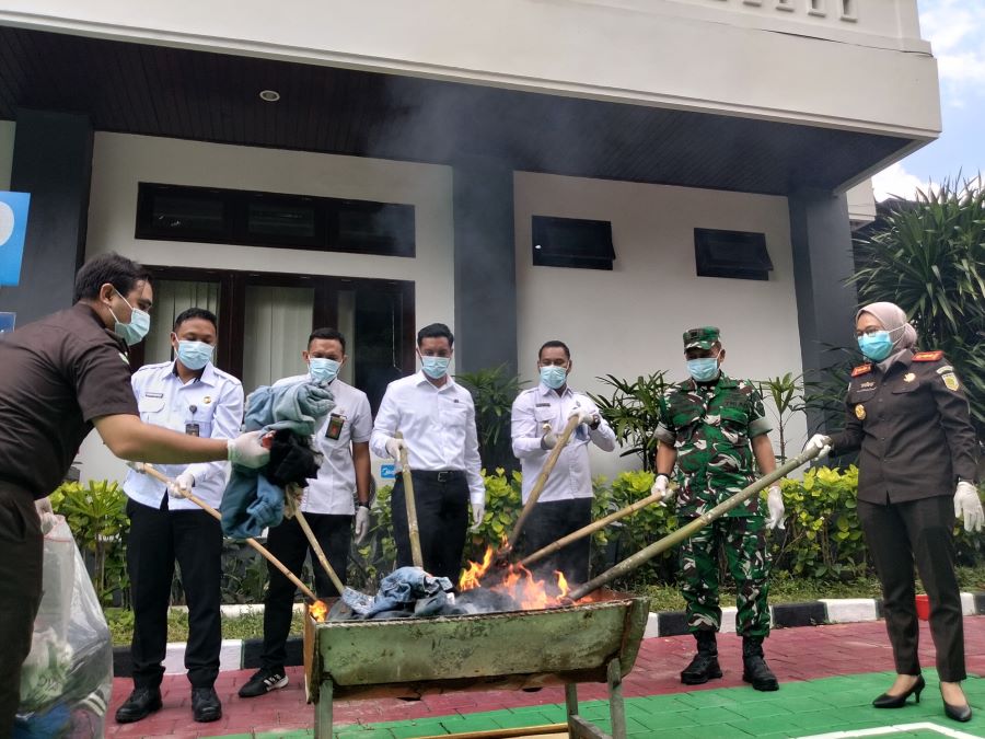Kejari Karangasem melakukan pemusnahan barang bukti yang sudah berkekuatan hukum tetap.