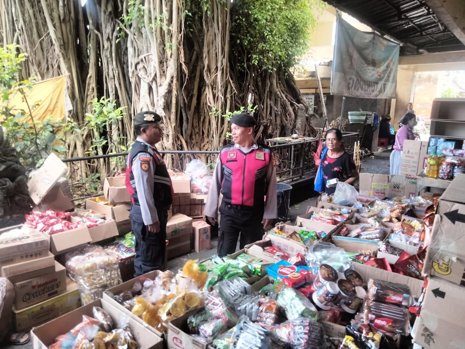 PATROLI:  Anggota Polsek Ubud melaksanakan patroli di Pasar Peliatan, Ubud.