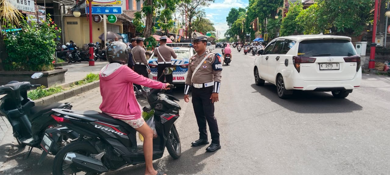 OPERASI : Operasi Zebra Agung 2025 Polres Gianyar melaksanakan kegiatan patroli dan pengaturan arus lalu lintas di depan Pasar Gianyar.