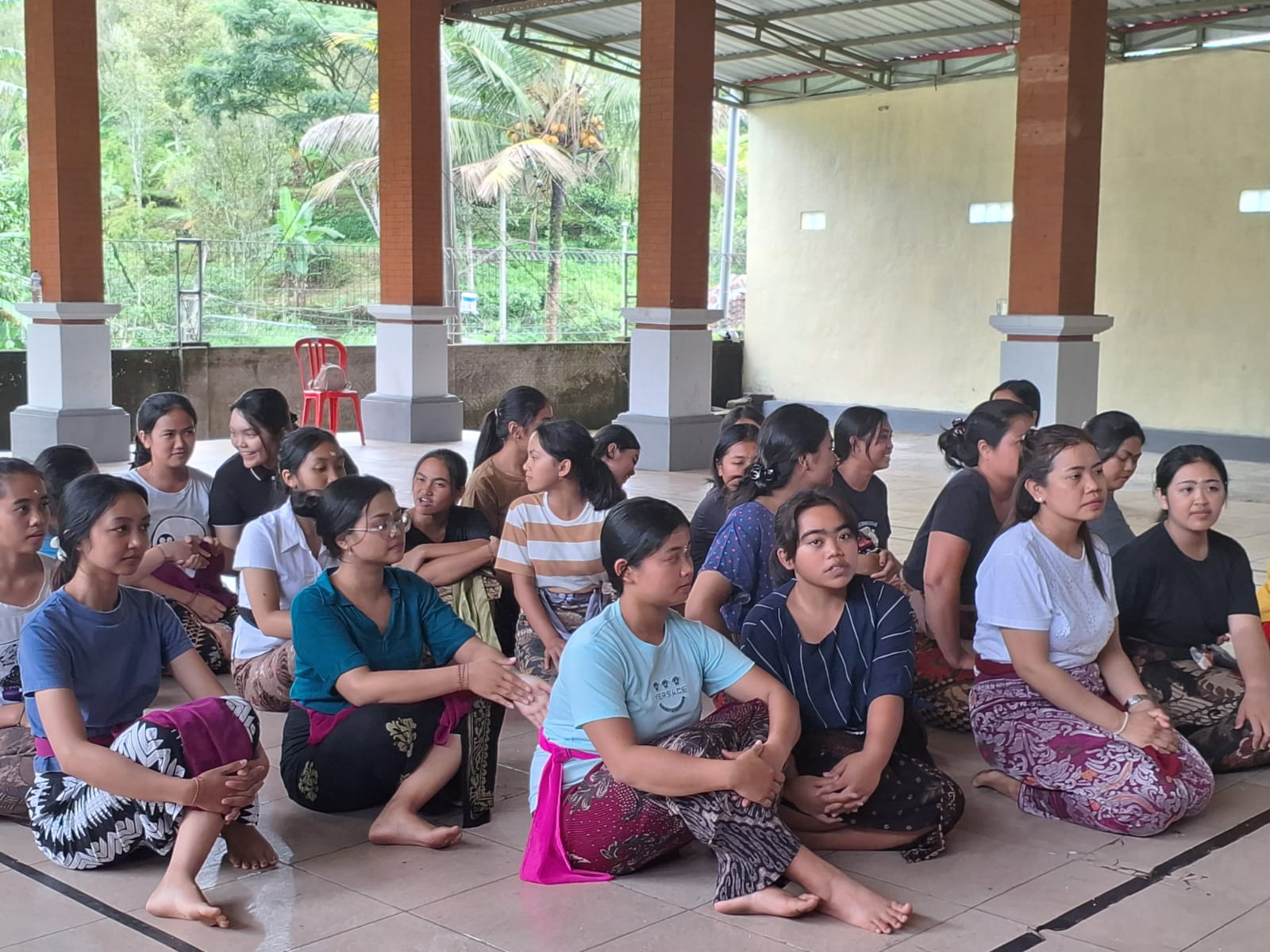 Para remaja yang mengikuti sekolah adat di Desa Pedawa