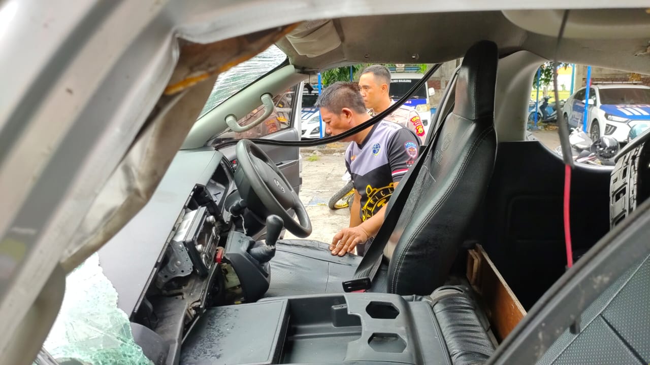 Pemeriksaan kendaraan Hiace yang ditumpangi WNA Tiongkok oleh Dinas Perhubungan dan Korlantas Polres Buleleng.
