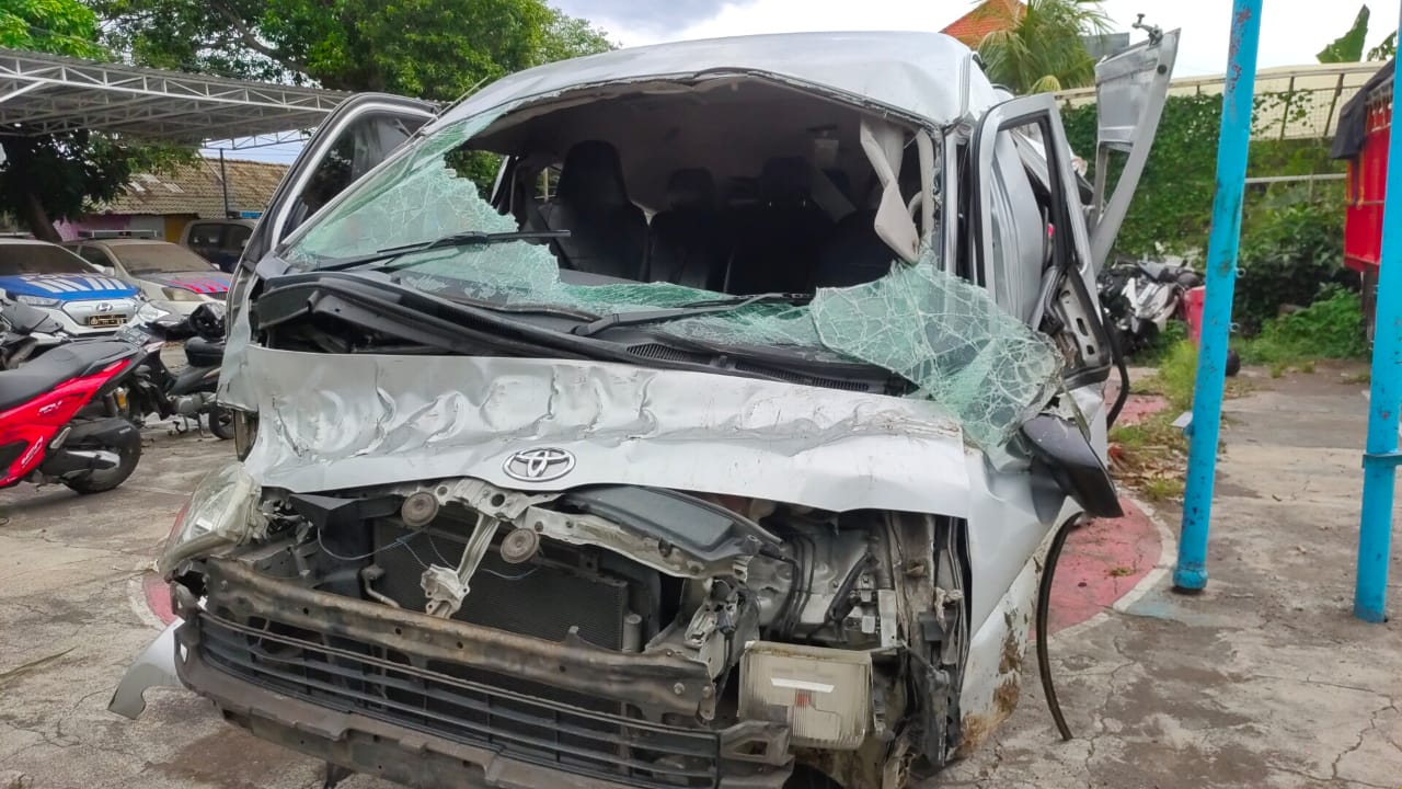 Pemeriksaan kendaraan Hiace yang ditumpangi WNA Tiongkok oleh Dinas Perhubungan dan Korlantas Polres Buleleng.