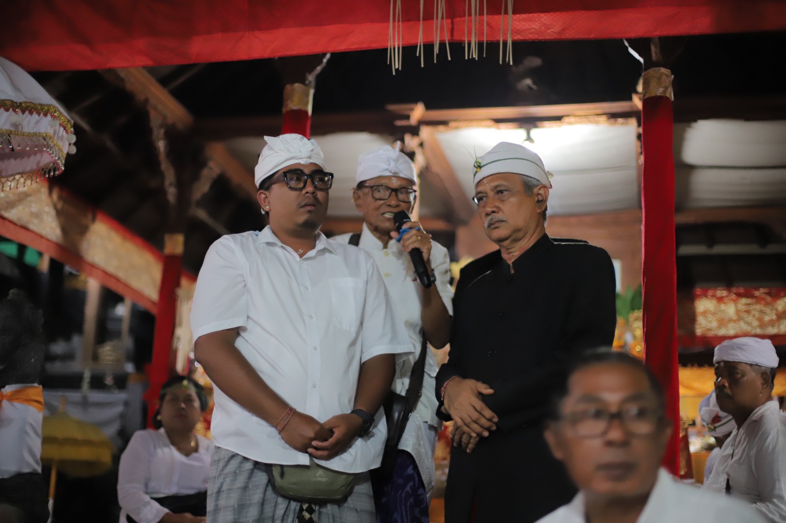 Putu Andi Permadi Putra (kiri), putra almarhum Jro Mangku Desa Nyoman Wiryasa, terpilih sebagai Jro Mangku Pura Desa, Desa Adat Buleleng. Ia terpilih melalui proses lekesan pada Rabu (19/11)