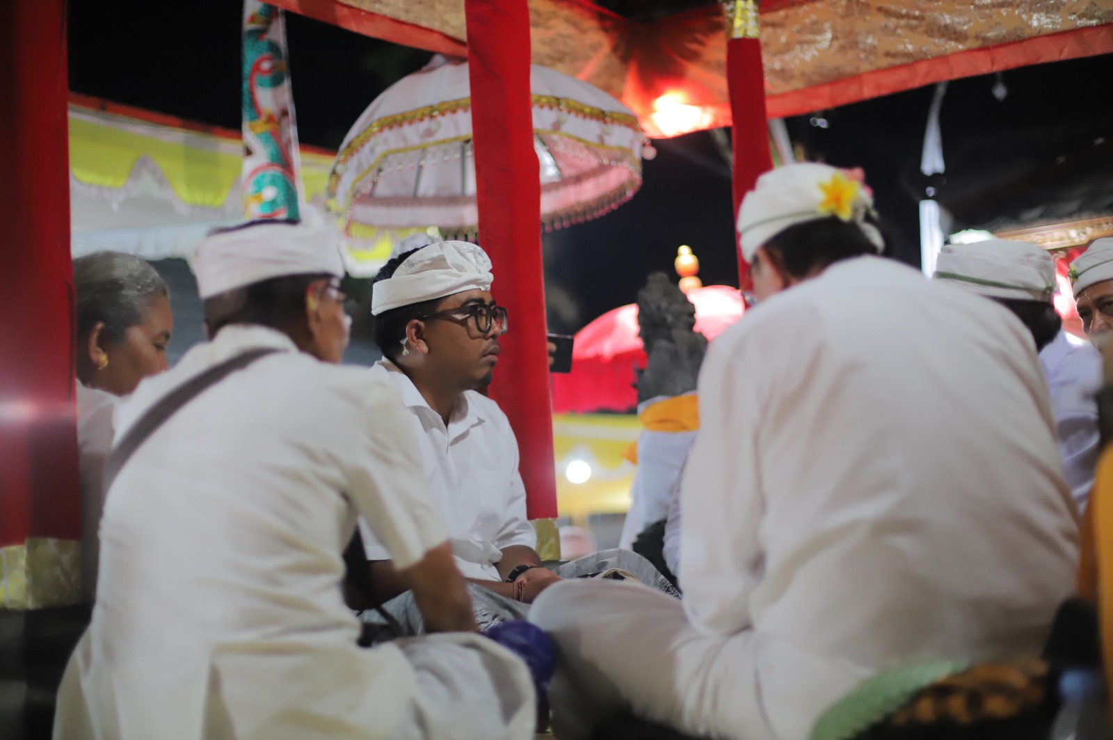 Putu Andi Permadi Putra (baju putih berkacamata) yang terpilih menjadi jro mangku di Pura Desa, Desa Adat Buleleng melalui lekesan.