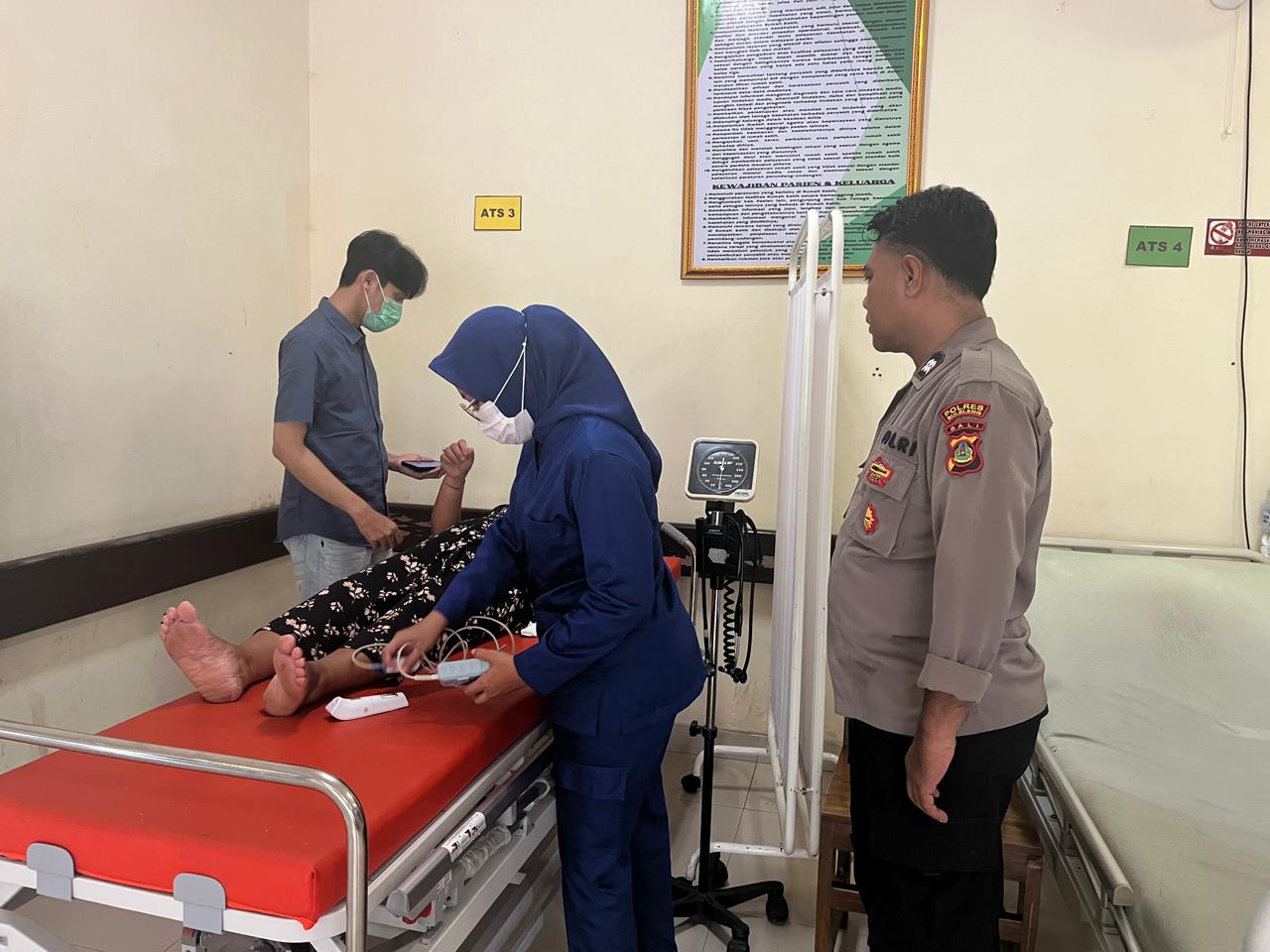 Pemeriksaan oleh tim medis terhadap korban yang diduga mengalami kekerasan fisik akibat dipukul dan dijambak.