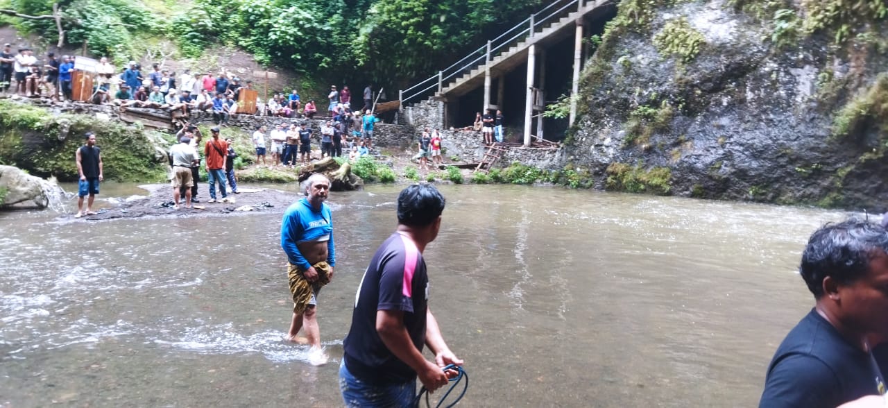 Proses pencarian orang hilang karena tenggelam di air terjun Kebo Iwa, Mengening.