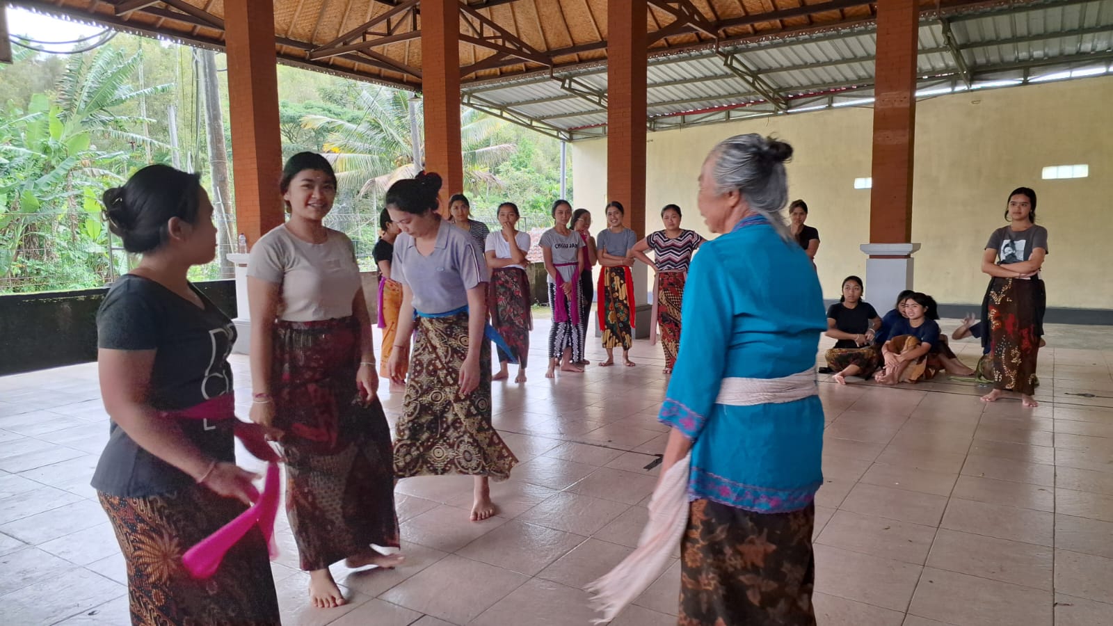 Proses revitalisasi tari rejang yang mati suri di Pedawa selama 50 tahun dan dipelajari lewat Sekolah Adat