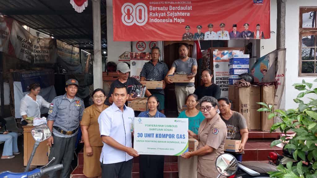 TERIMA BANTUAN: BPJS Ketenagakerjaan Cabang Bali Denpasar menyalurkan 30 unit kompor gas satu tungku dan 30 selang regulator