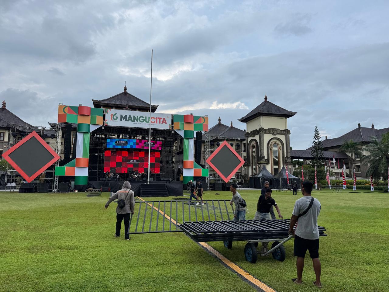 Proses persiapan pesta rakyat Mangu Cita di panggung utama, Lapangan Mangupraja Mandala, Puspem Badung, Jumat (21/11).
