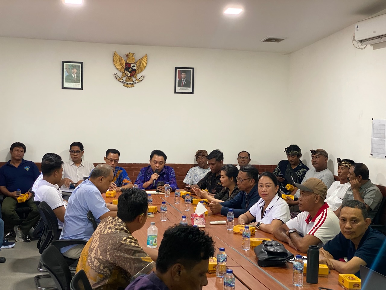 BWS Bali-Penida saat menggelar sosialisasi penataan pantai di area Pantai Kuta, Jumat (21/11).