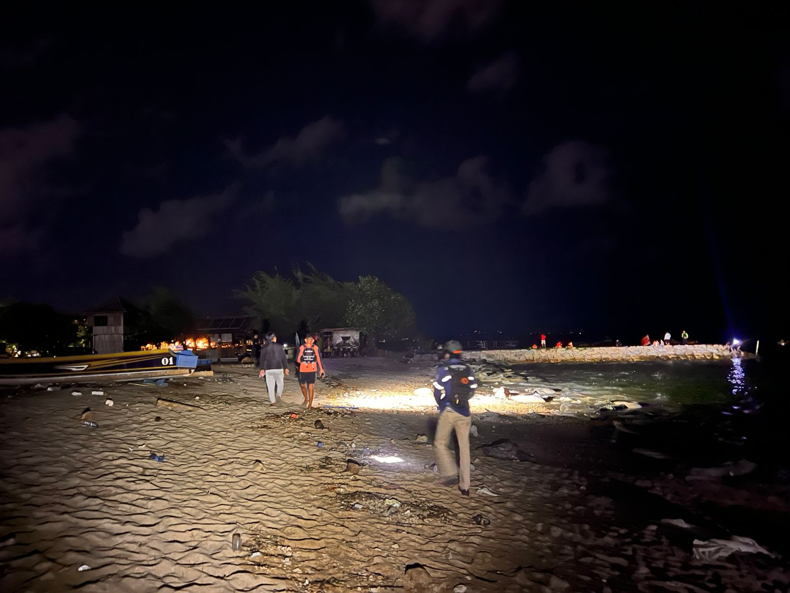 Tim SAR melakukan pencarian nelayan di Pantai Karang, Sanur, Kota Denpasar.
