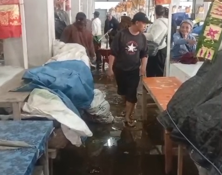 Pengelola Pasar Singamandawa, Kintamani gotong royong bersama pedagang menguras genangan air, Jumat (21/11/2025).