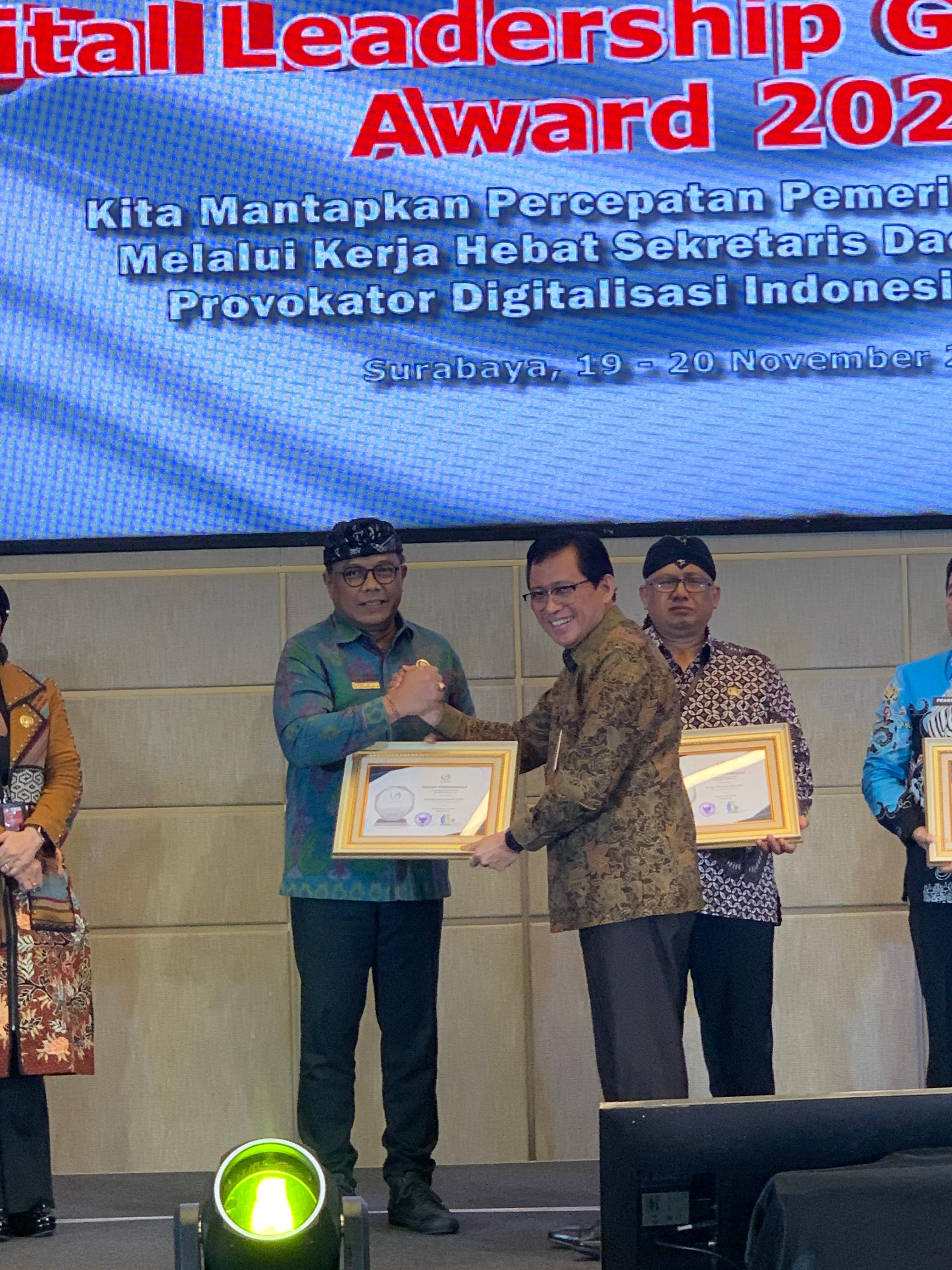 Sekda Klungkung Anak Agung Gede Lesmana, berhasil meraih peringkat kedua pada Askompsi Digital Leadership Government Award (ADLGA) 2025.