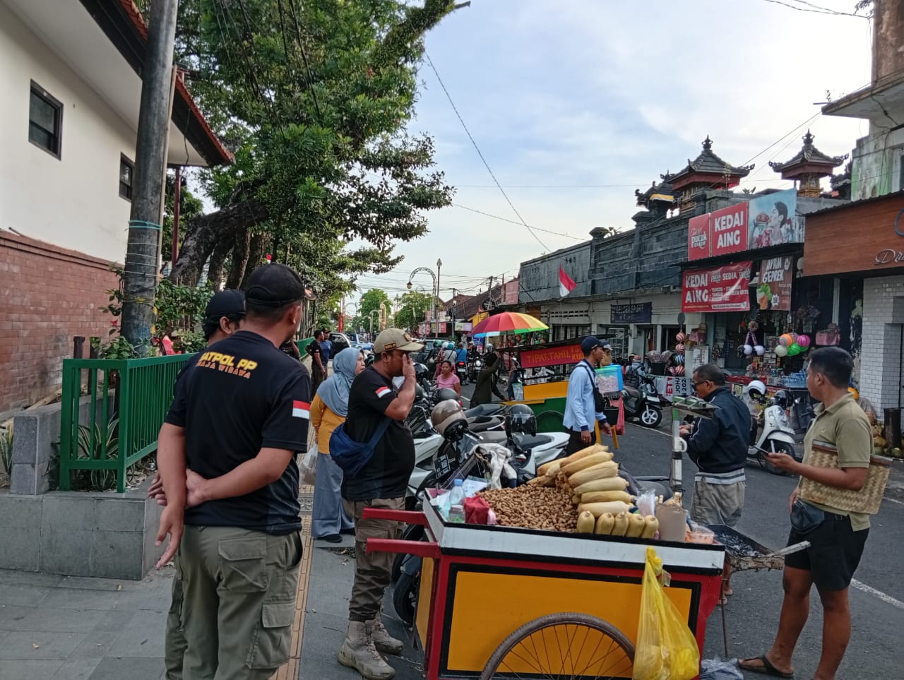 DITERTIBKAN : Anggota Satpol PP Gianyar saat melakukan penertiban di Alun-alun Gianyar.