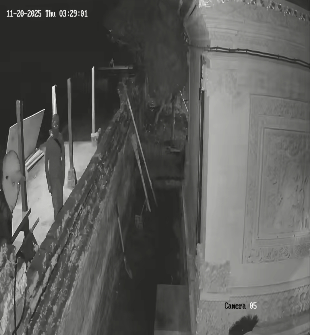 CCTV : Screnshoot rekaman CCTV percobaan pembobolan gedong di Pura Dalem Gede Sayan, Ubud, Gianyar, Kamis (20/11) subuh.