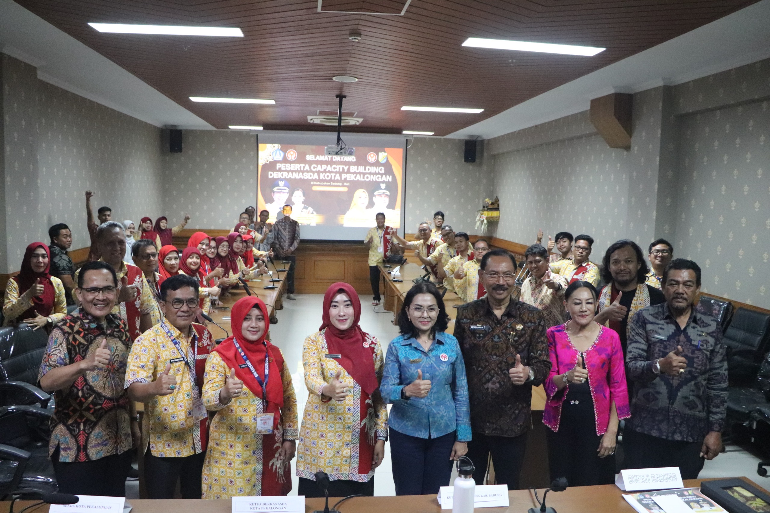 Ketua Dekranasda Badung, Nyonya Rasniathi Adi Arnawa menyambut kunker Ketua Dekranasda Kota Pekalongan, Jawa Tengah Hj. Inggit Soraya dan rombongan di Balai Budaya Giri Nata Mandala, Jumat (21/11).