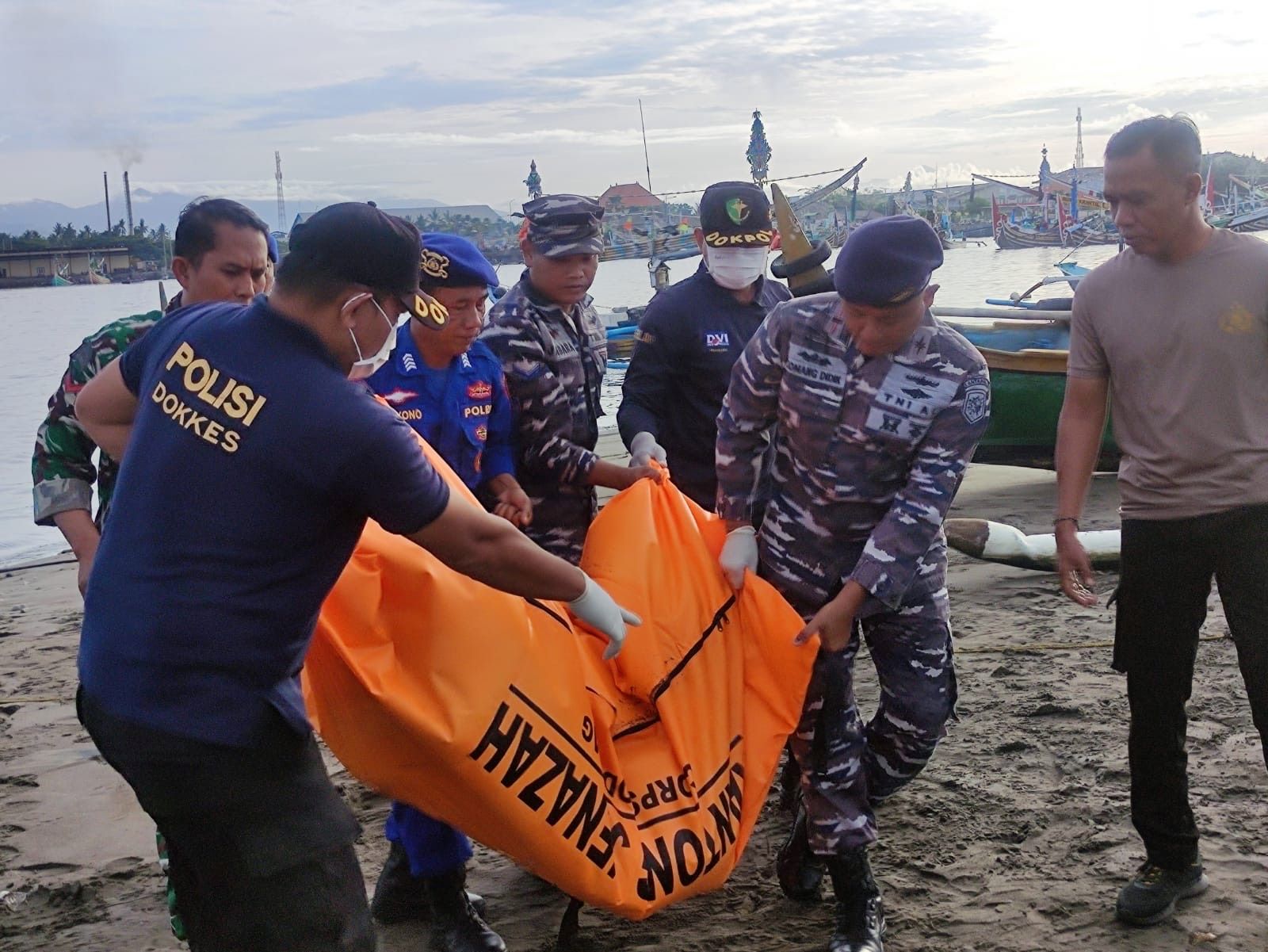 Proses evakuasi mayat Mr X yang ditemukan di perairan Pengambengan, Jembrana, Kamis (20/11/2025).