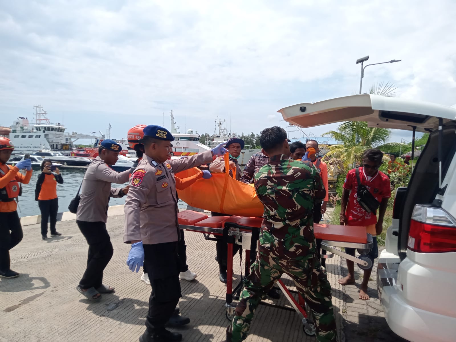 EVAKUASI: Petugas mengevakuasi jenazah Wayan Dana setelah ditemukan di Perairan Pantai Sawangan, Nusa Dua. (Bali Express/Istimewa)