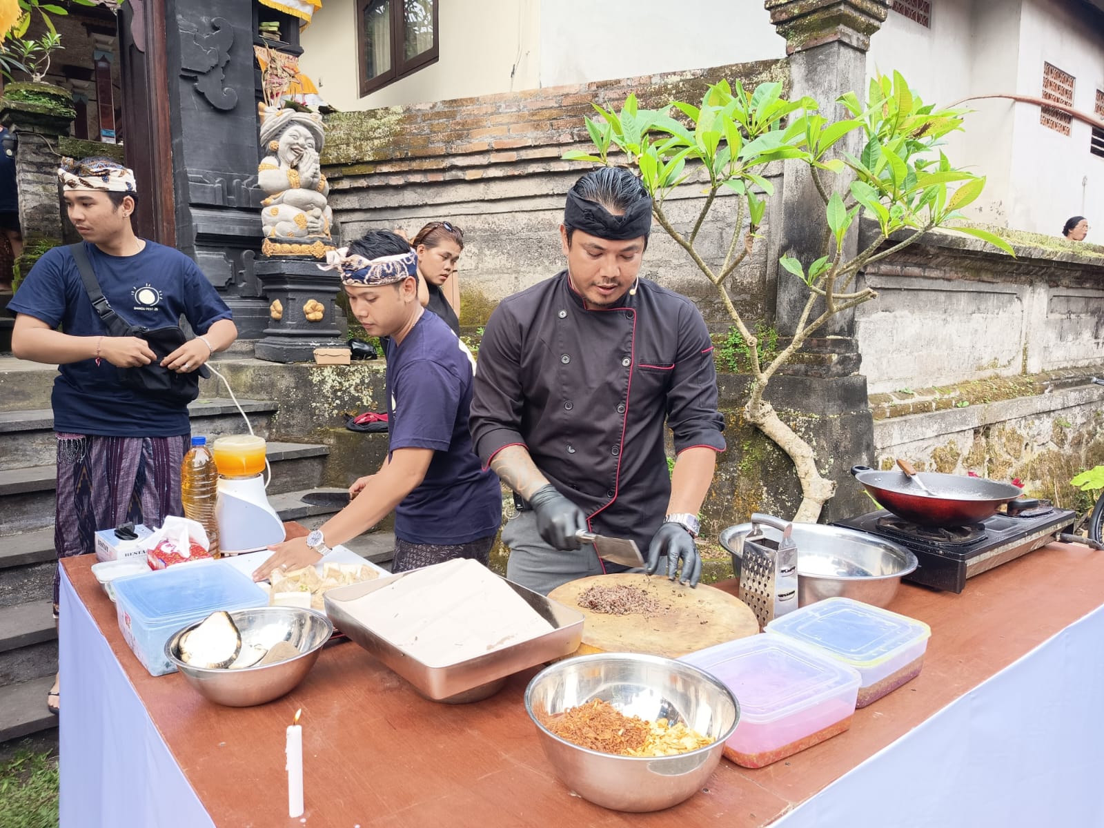 MASAK : Chef I Gede Krisna Wibuwana Putra yang membawakan demo memasak sambal lindung di Sayan Nguni, Banjar Mas Sayan, Ubud.