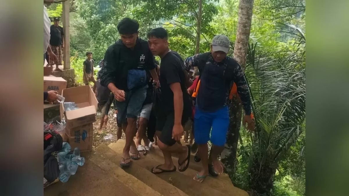Warga melakukan evakuasi pria jatuh dari tebing saat menonton proses evakuasi korban tenggelam di Air Terjun Kebo Iwo, Buleleng, Jumat (21/11/2025).