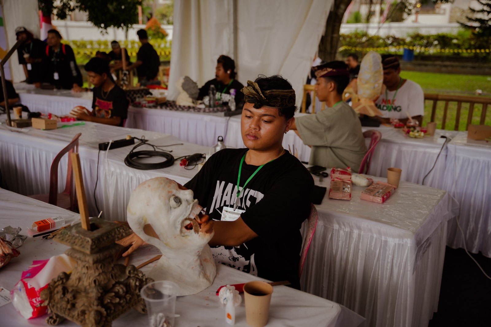 Proses pembuatan tapel ogoh-ogoh dalam lomba yang memperingati HUT Mangpura, di Lapangan Mangupraja Mandala, Puspem Badung, Sabtu (22/11).