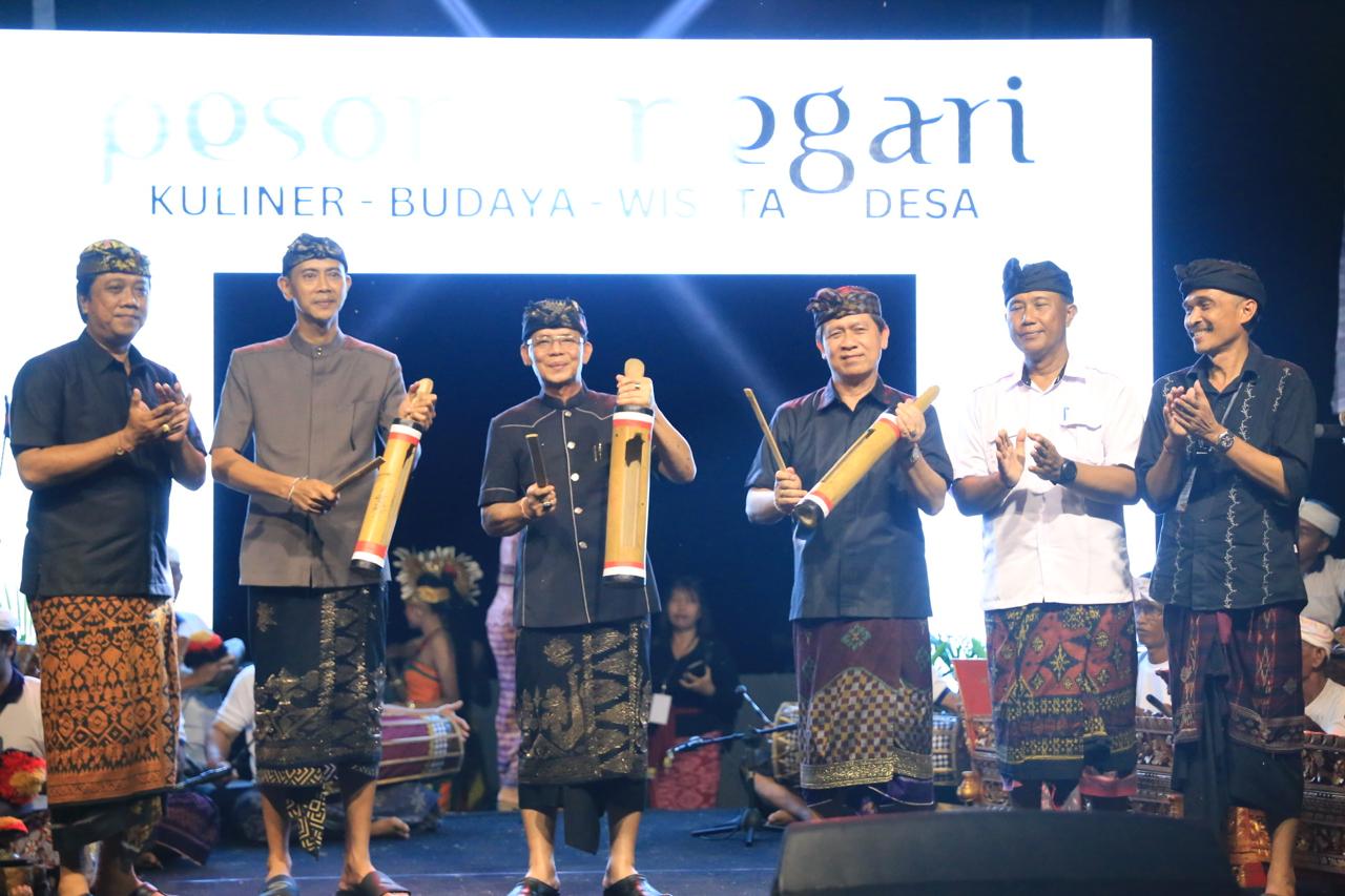 Bupati Klungkung I Made Satria membuka Festival Pesona Negari di kawasan Pantai Tegal Besar, Desa Negari, Kecamatan Banjarangkan, Sabtu (22/11).