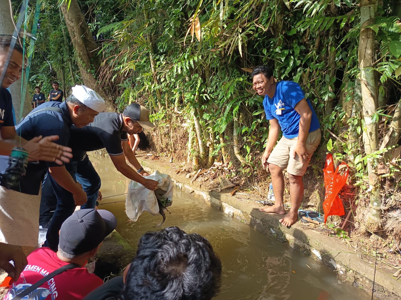 MANCING : Lomba mancing di Banjar Ambengan, Desa Sayan, Ubud, Gianyar, Minggu (23/11).
