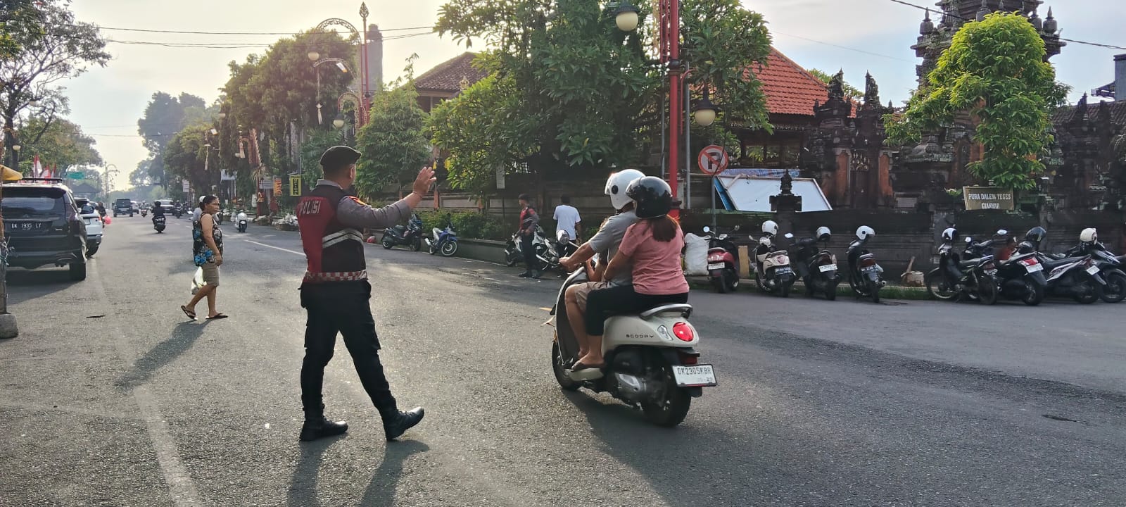 SIAGA : Petugas dari Polres Gianyar siaga di titik rawan kemacetan di wilayah Kabupaten Gianyar.