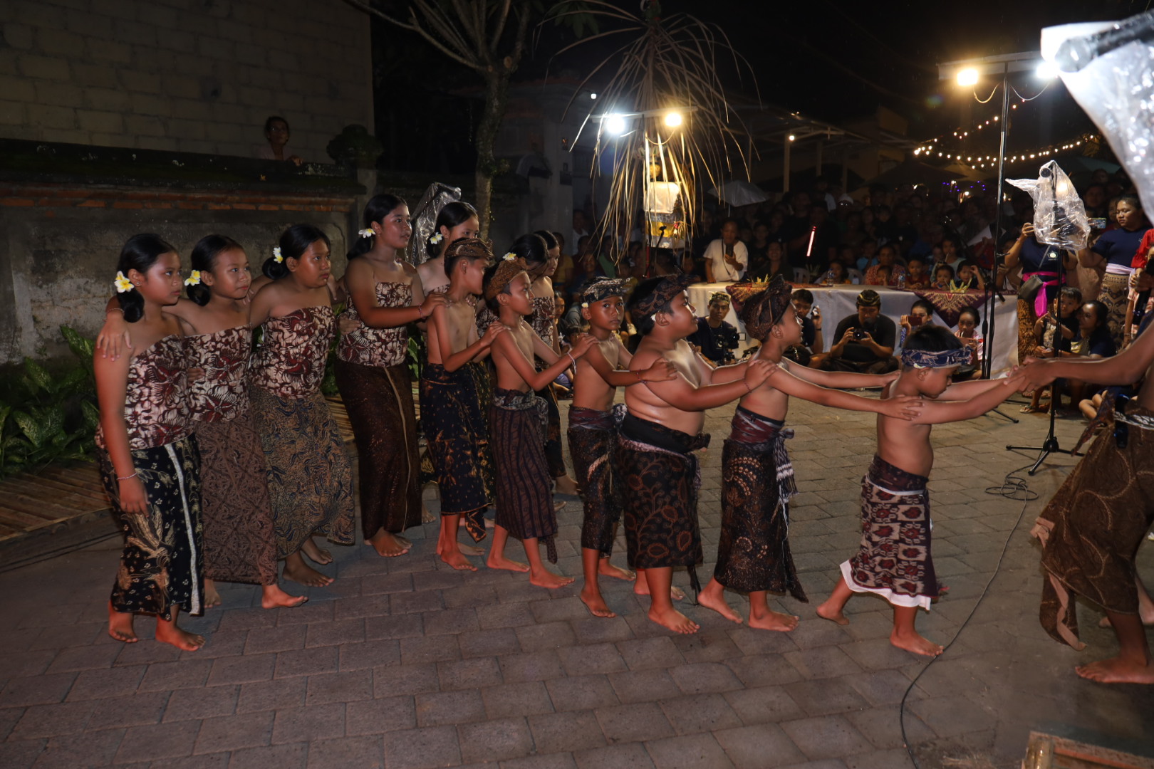 PENTAS : Pementasan Dolanan di Event Sayan Nguni di Banjar Mas, Sayan, Ubud, Sabtu (22/11) malam.