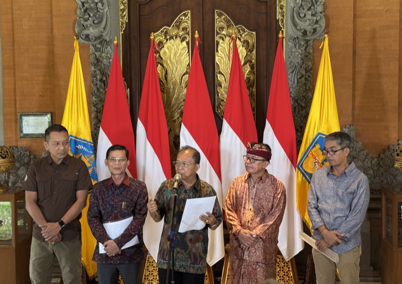 TEGAS: Gubernur Bali Wayan Koster bersama bersama Bupati Klungkung, Kasatpol PP, dan pejabat lainnya menggelar konferensi pers terkaif lift kaca di Pantai Kelingking, Minggu (23/11).