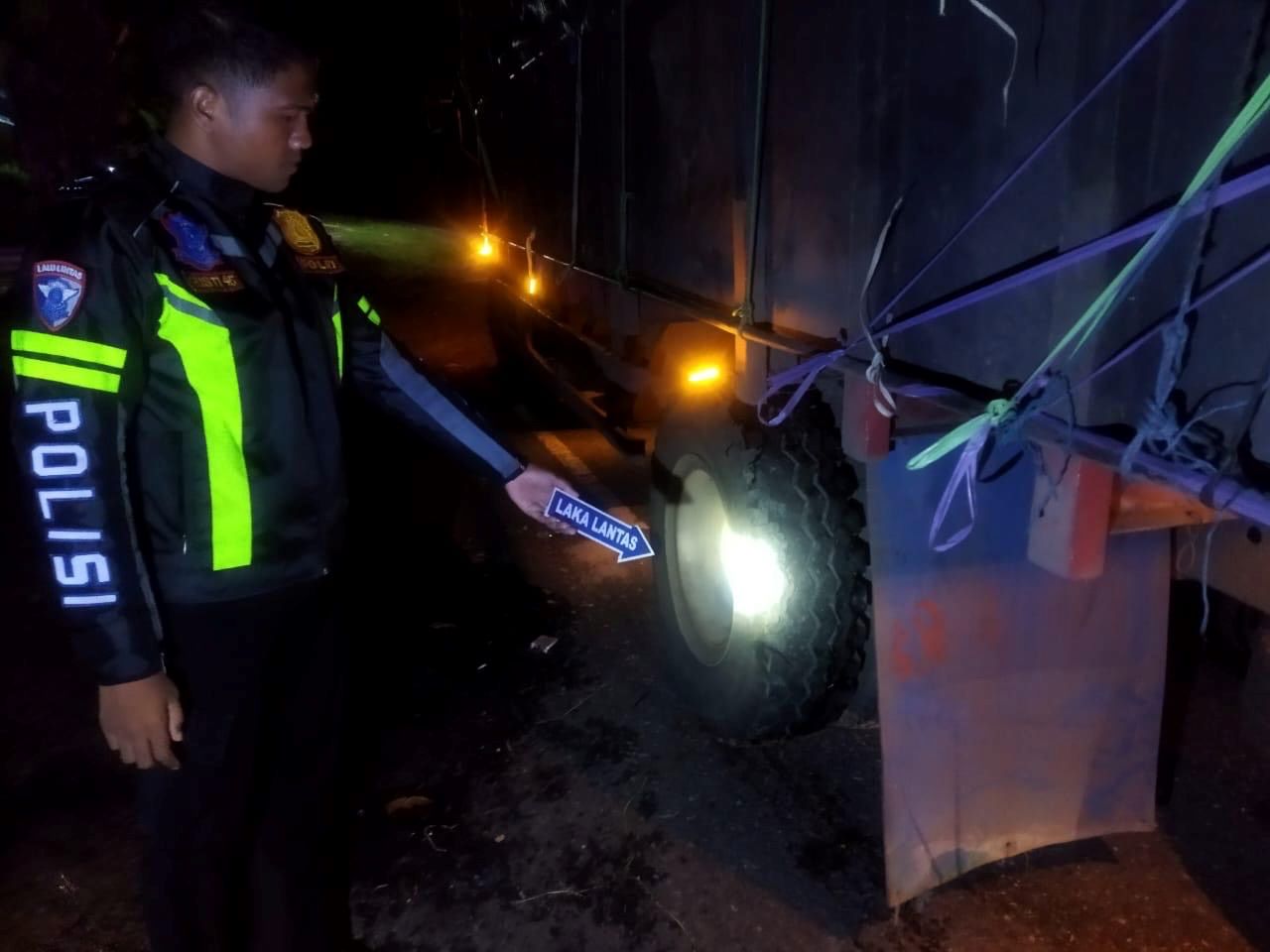 Petugas kepolisian saat melaksanakan olah TKP kecelakaan yang terjadi di Jalan Utama Denpasar&ndash;Gilimanuk KM 78&ndash;79, Desa Yehembang Kangin, Kecamatan Mendoyo, Jembrana, Sabtu (22/11/2025).