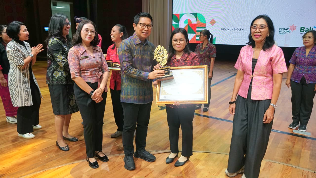 Bupati Adi Arnawa bersama Nyonya Rasniathi Adi Arnawa menyerahkan penghargaan kepada pemenang kompetisi Bank Sampah, TPS3R, di Balai Budaya Giri Nata Mandala, Puspem Badung, Sabtu (22/11).