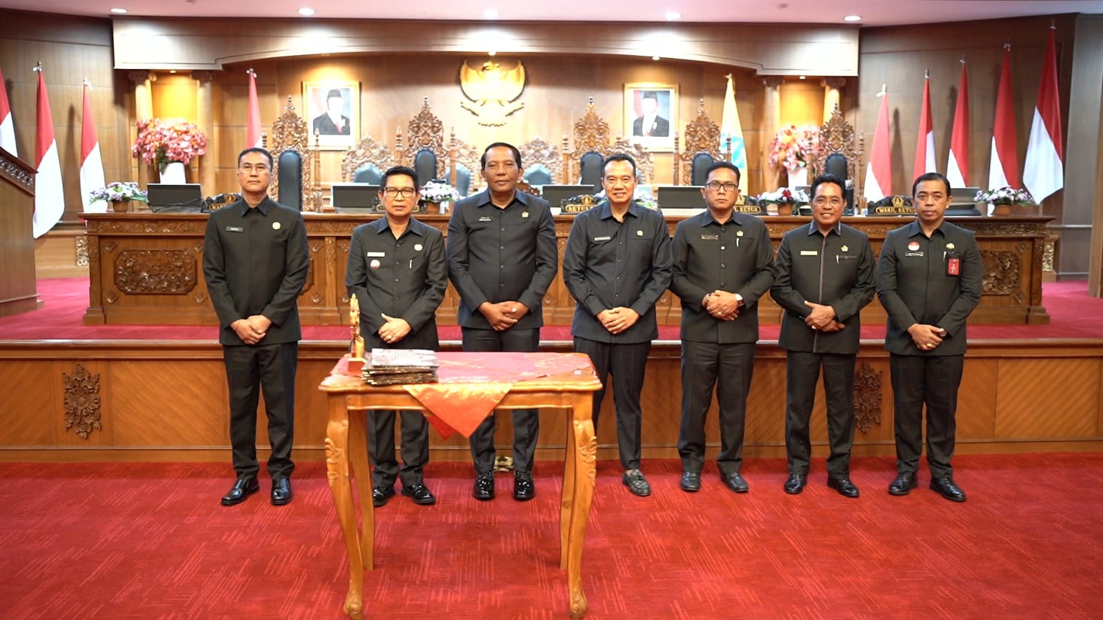 Pimpinan DPRD Badung bersama Bupati Badung I Wayan Adi Arnawa saat mengambil keputusan terhadap empat Ranperda dalam rapat paripurna, Senin (24/11).