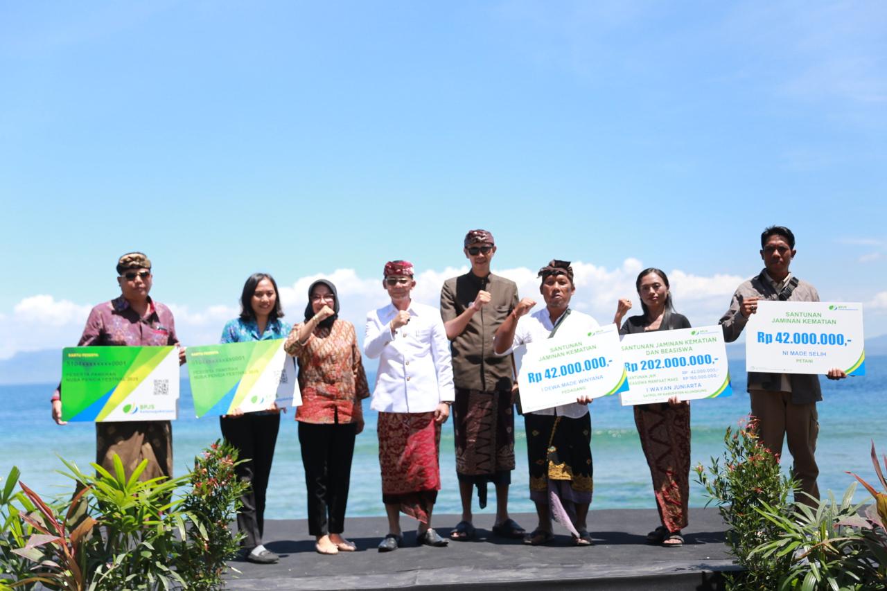 BPJS Ketenagakerjaan Gianyar Serahkan Kartu Peserta dan Manfaat Jaminan Sosial di Nusa Penida Festival ke-8