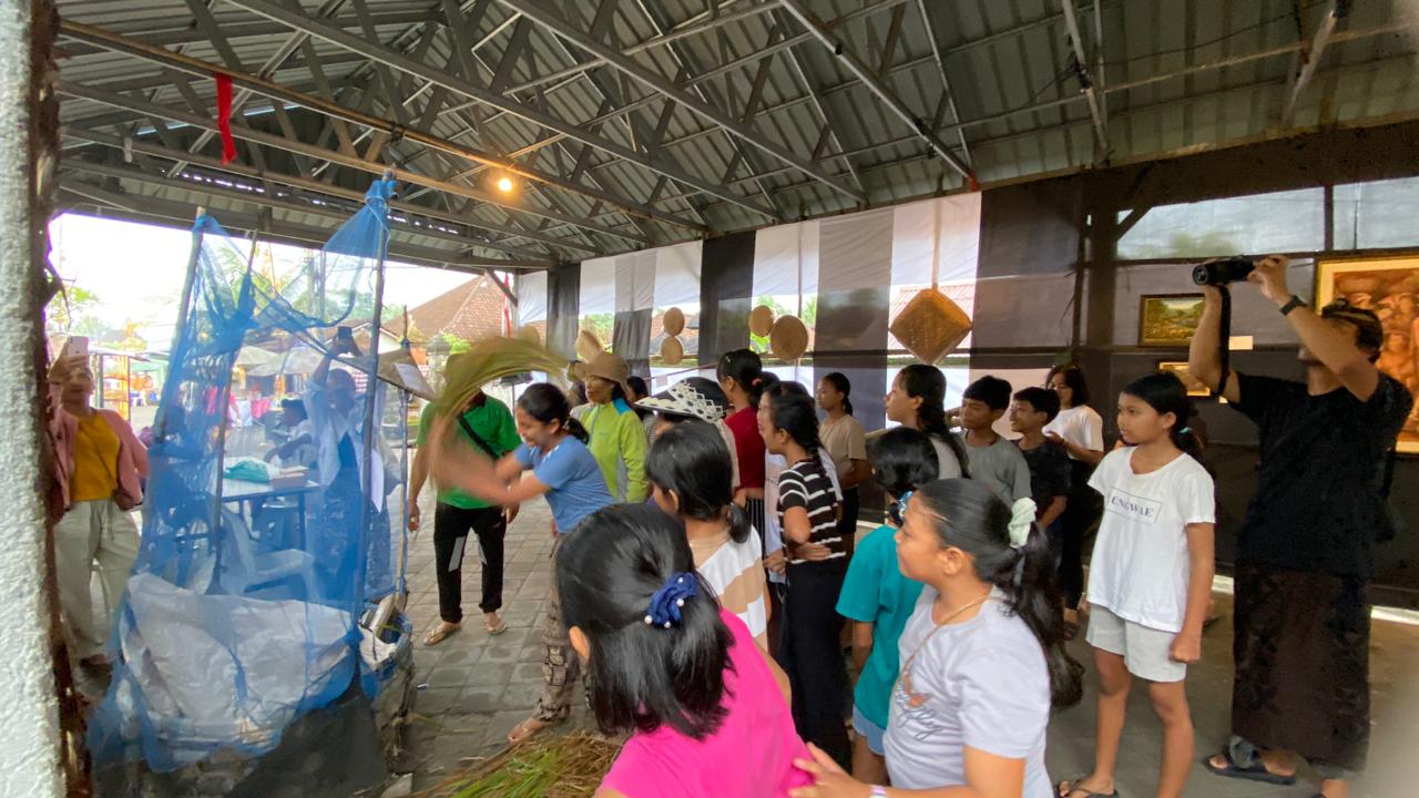 PANEN : Praktek panen padi secara tradisional di acara Sayan Nguni, Minggu (23/11).
