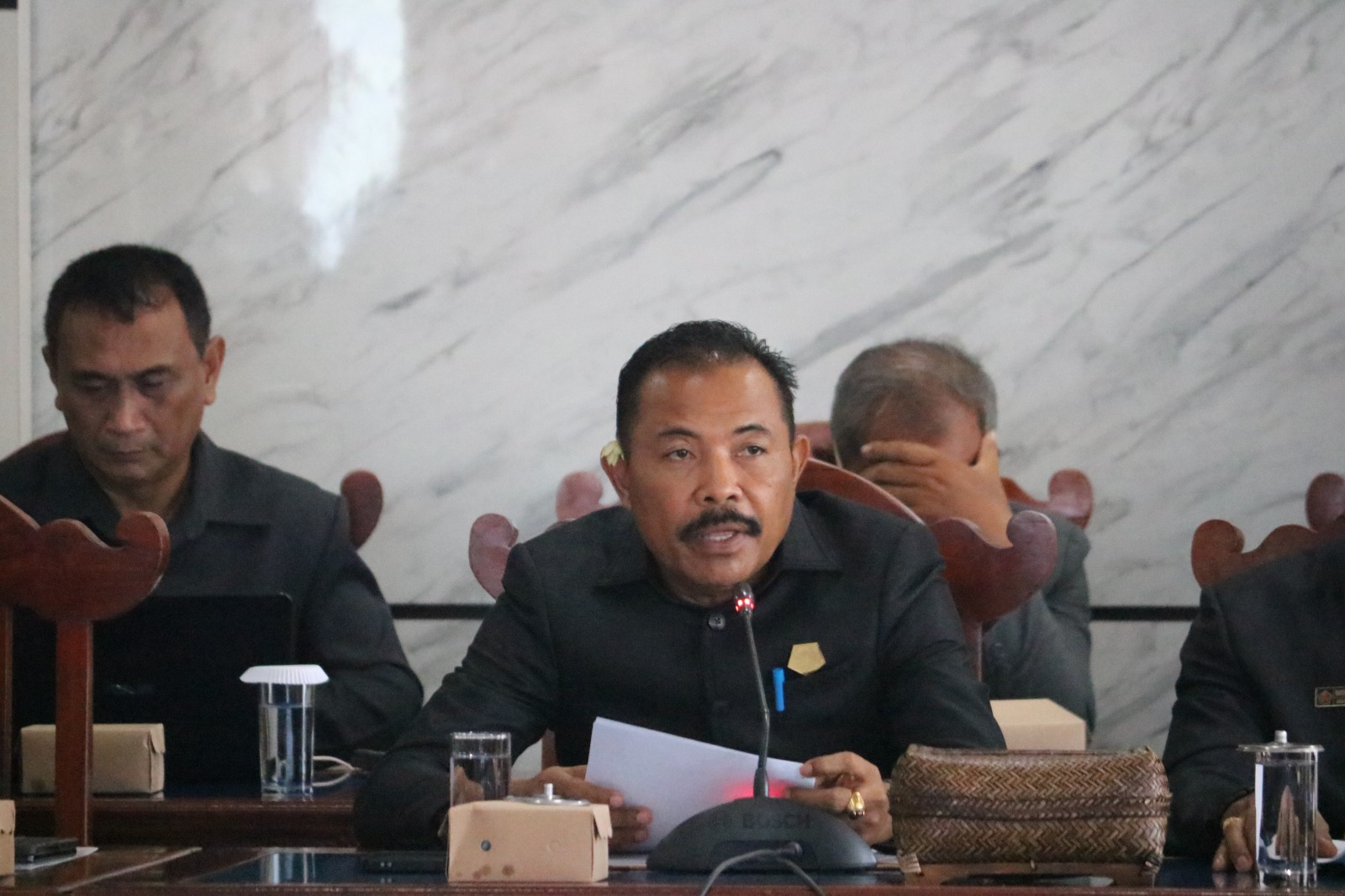 Rapat kerja yang dipimpin Ketua DPRD Buleleng Ketut Ngurah Arya, bersama Tim Anggaran Pemerintah Daerah (TAPD) dengan pembahasan APBD 2026.