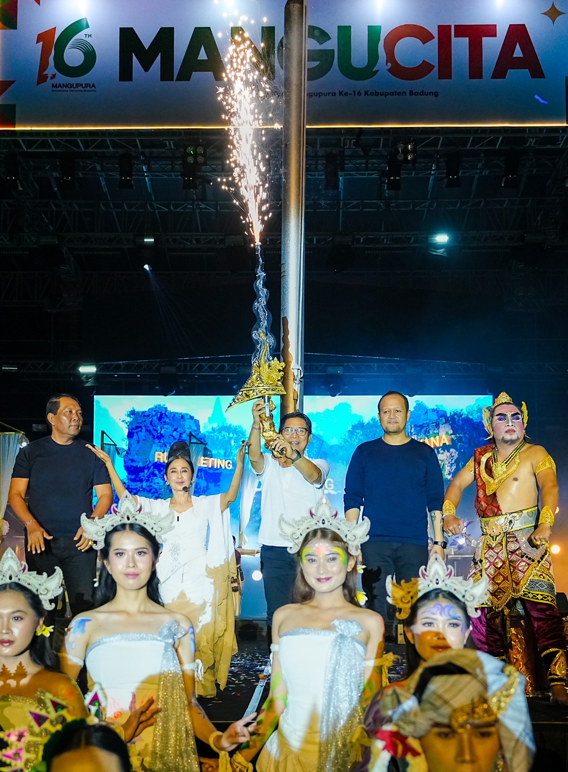 Bupati Adi Arnawa didampingi Wabup Bagus Alit Sucipta dan Ketua DPRD I Gusti Anom Gumanti saat membuka perayaan ManguCita HUT Ke-16 Kota Mangupura, Sabtu (22/1).