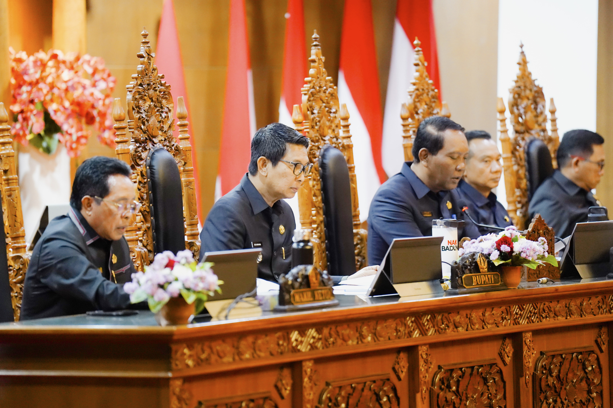 Bupati Adi Arnawa saat menghadiri Rapat Paripurna DPRD di Ruang Rapat Utama Gosana, Kantor DPRD Badung, Senin (24/11).
