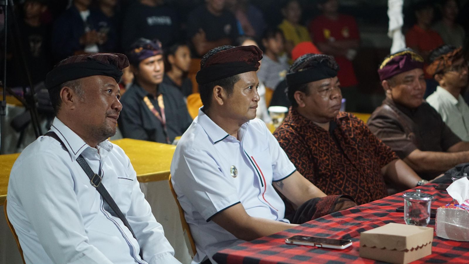 Bupati Jembrana I Made Kembang Hartawan saat menghadiri pementasan tari jegog tempo dulu di Wantilan Pura Dalem Baluk, Minggu (23/11).