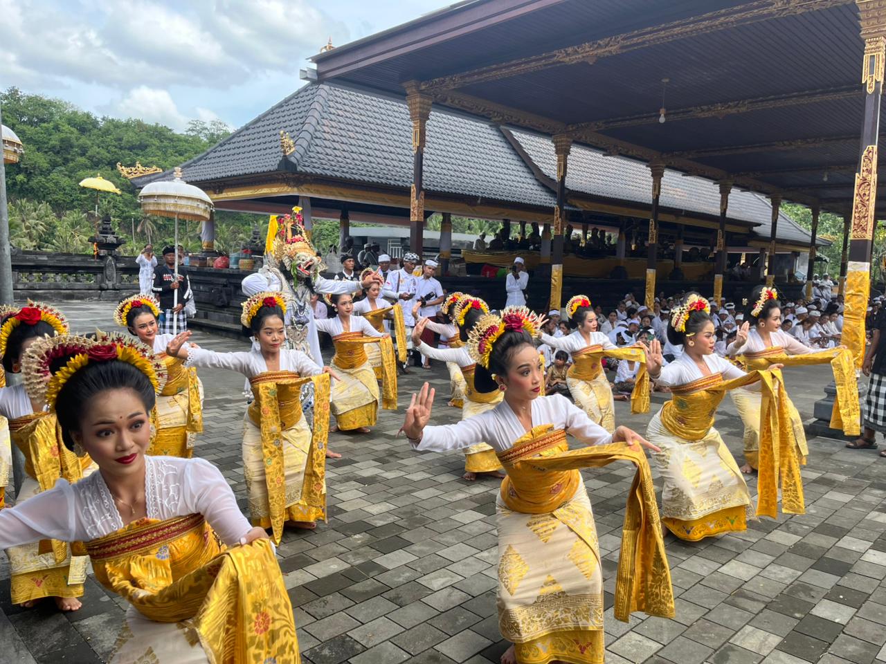Pementasan tarian saat pujawali ke 16 di Pura Penataran Agung Catur Parhyangan Ratu Pasek Linggih Bhatara Mpu Ghana, Senin (24/11)